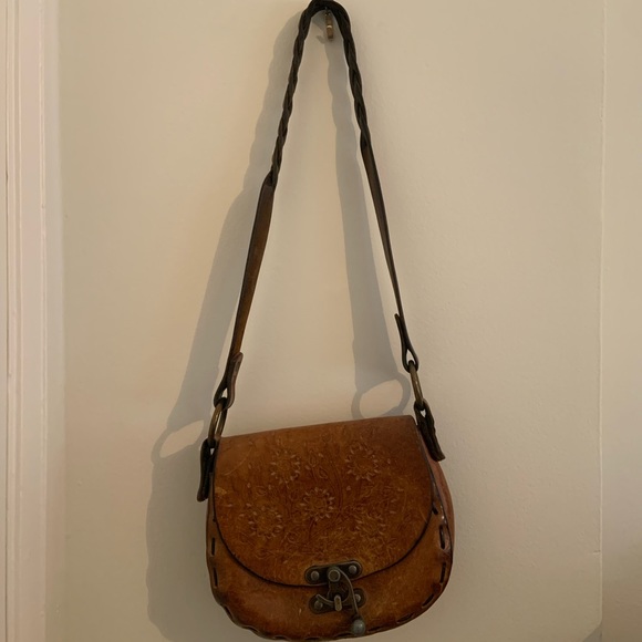 Vintage leather purse with metal latch and engraved flowers - Picture 4 of 7